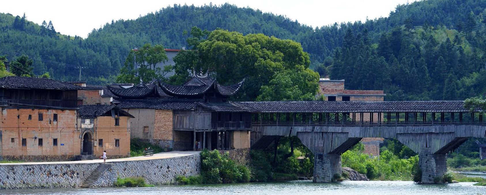 而这座不轻易展露芳容的万安桥则安安静静地卧在屏南县长桥村,为当地