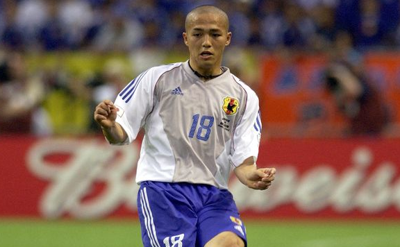 与稻本润一同龄的小野伸二,他早于1998年便已入选日本征战世界杯的