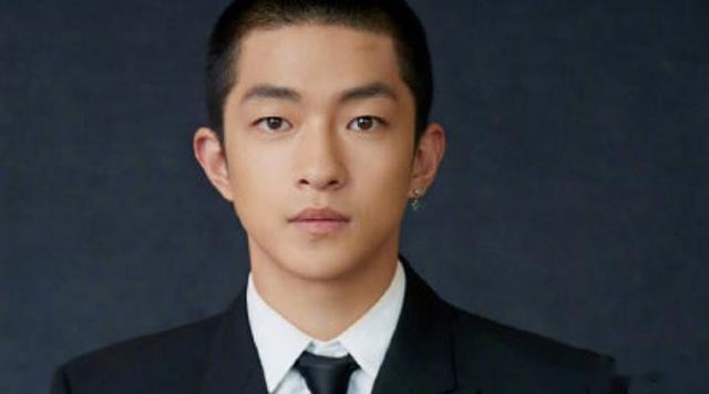 屈楚萧否认恋情,成为了网友抨击对象