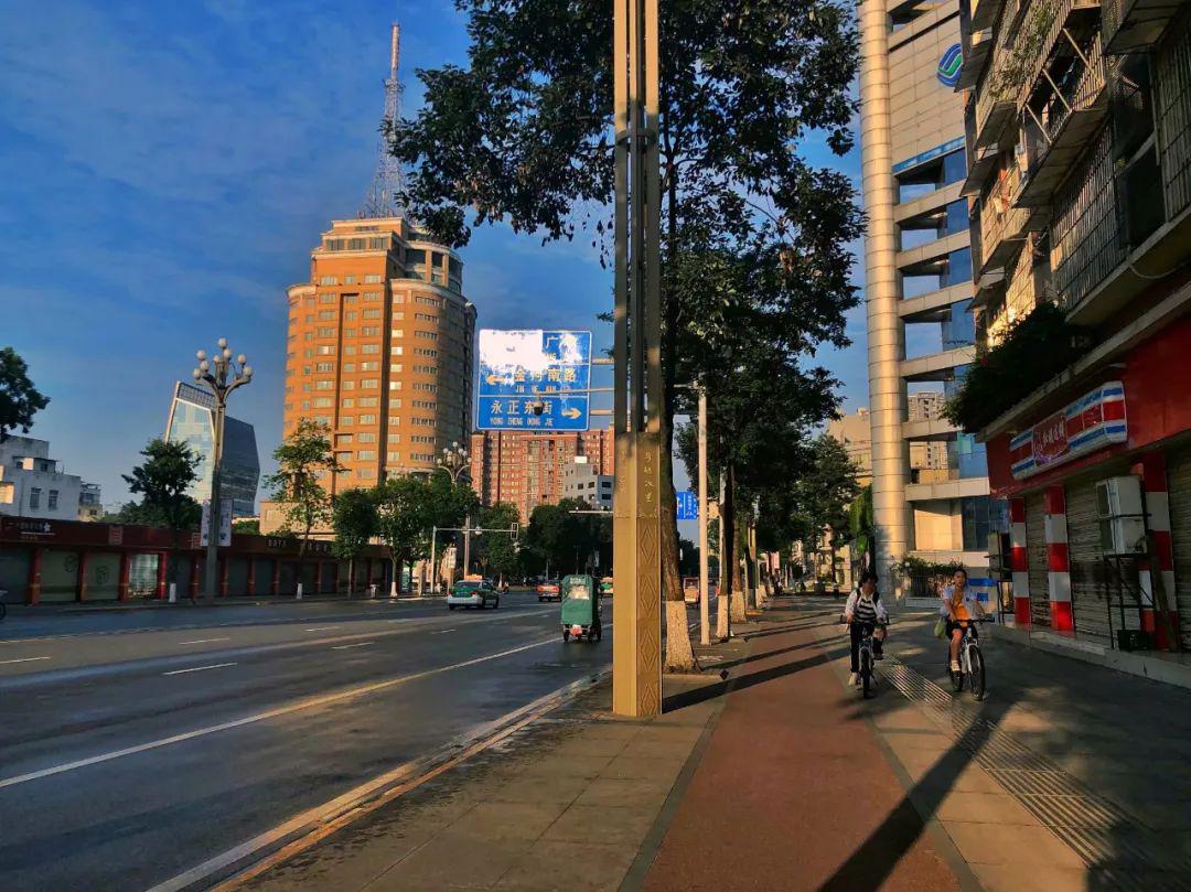 嘘来一起安静地感受什邡的街头