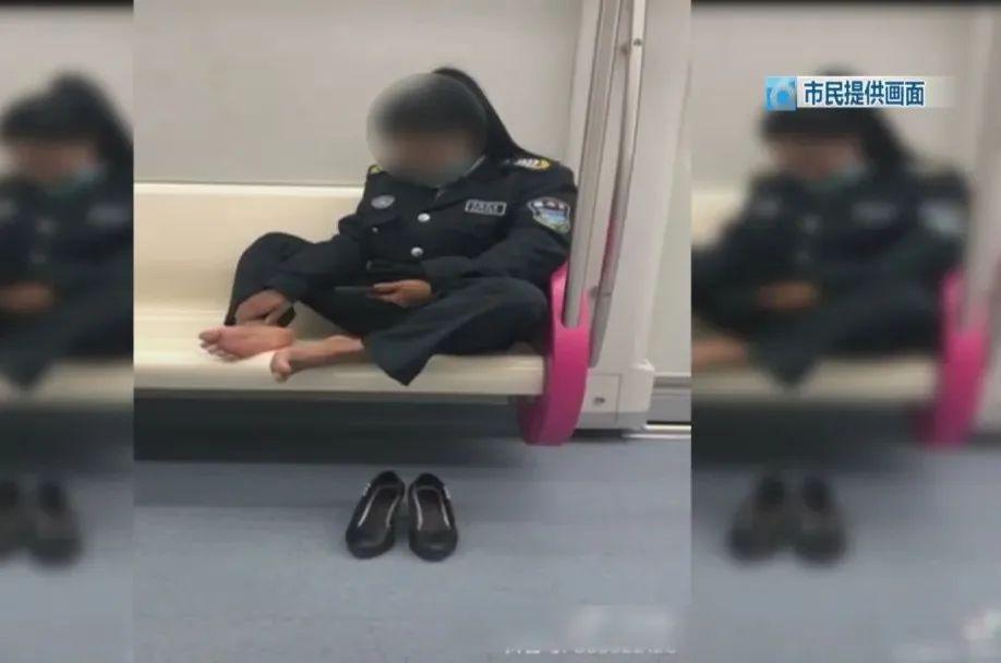 好几天没洗了昆明地铁车厢内女子当众脱鞋后还搓起了脚