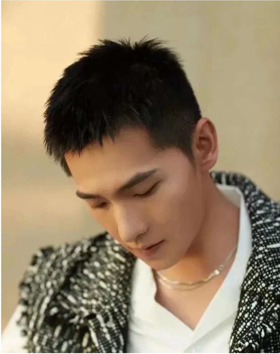 李伟霆的寸头发型看上去好飒好帅,更有男人气概,妹子看到都尖叫.