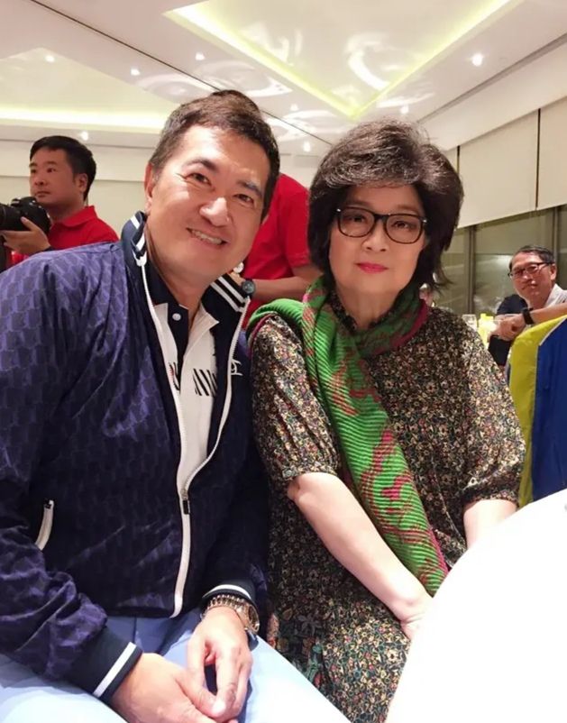 原创71岁的徐小凤真放的开化大浓妆还卷发一点不把自己当老年人