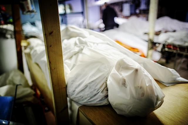 原创美国一老板因疫情破产改行当尸体搬运工上岗后坦言害怕得要死