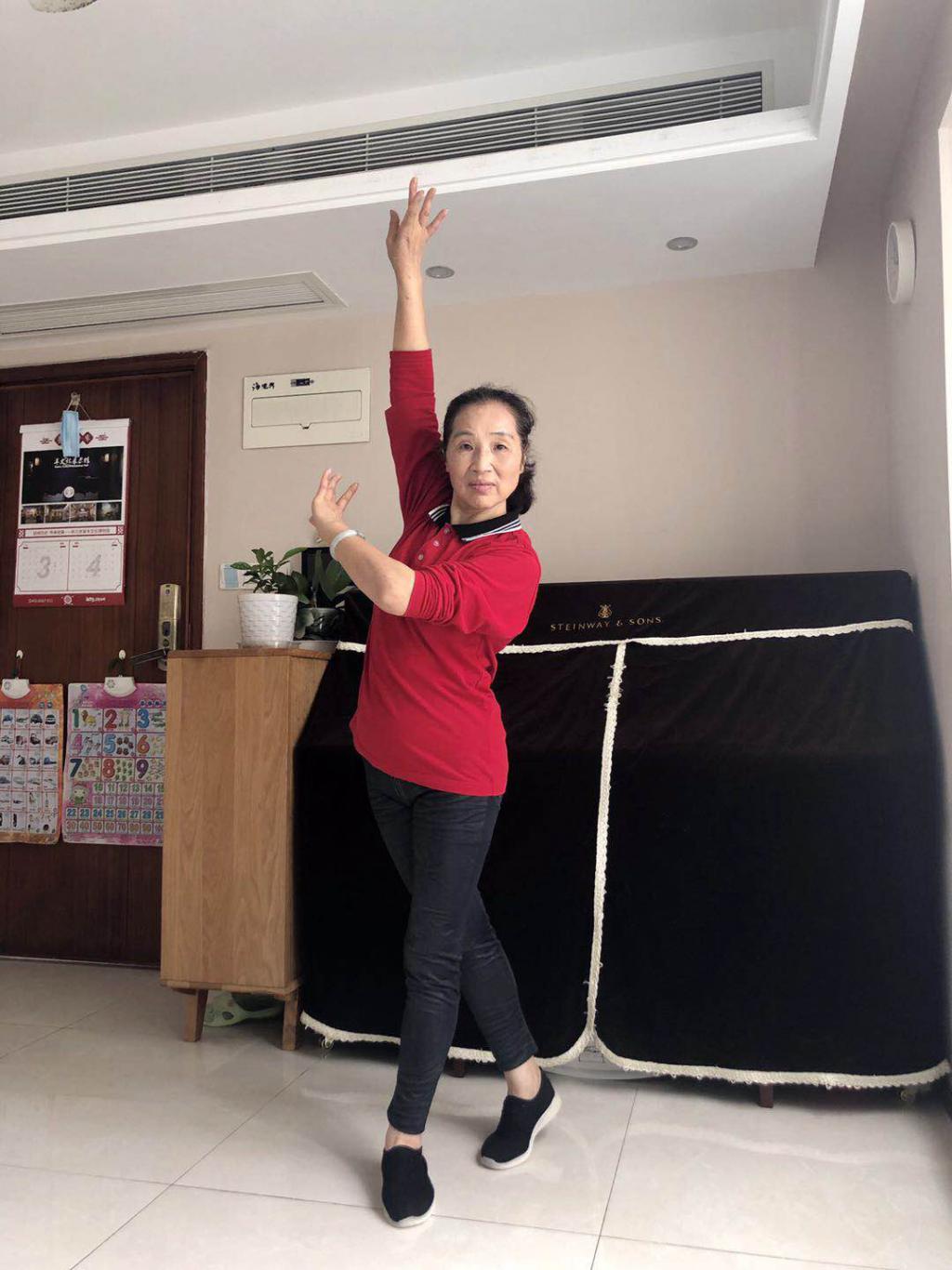 疫情之下跳广场舞的大妈们发明了宅家舞来解馋