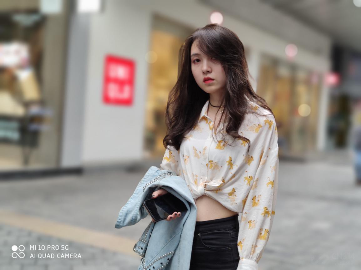 不少手机上的大光圈虚化模式似乎一夜之间都变成了人像模式,简单来说