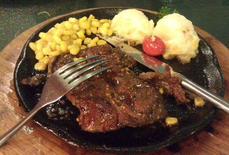 原创一个人吃牛排,想上厕所怎么办?服务员:刀叉这样摆,我们不收盘