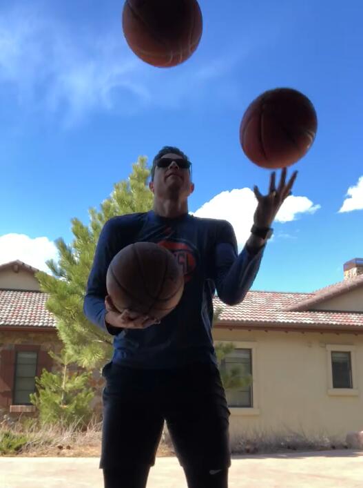 不打篮球改练杂耍? 寂寞大神宅加中大秀花式运球