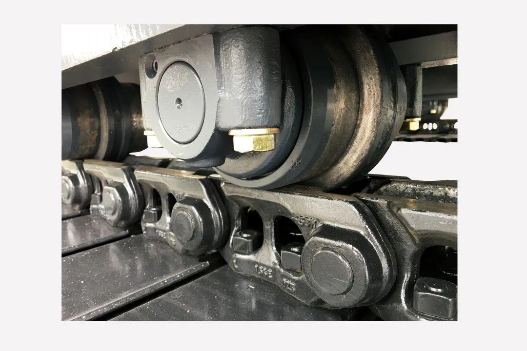 支重轮采用上下锁结构,更牢固.履带链轨节增加加强筋.