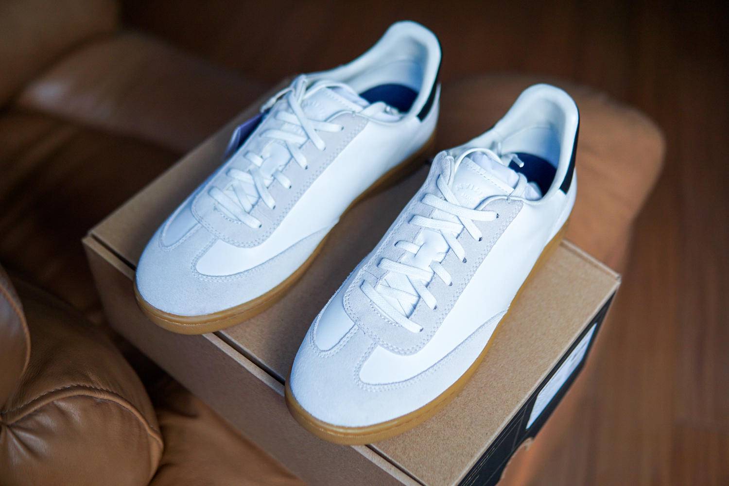 头层小羊皮打造,349元,小米有品运动休闲鞋,这个设计你打几分