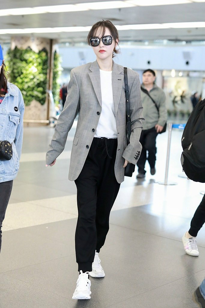 西装别再配牛仔裤,今年"西装 运动裤"真香,宋茜李沁穿上真美