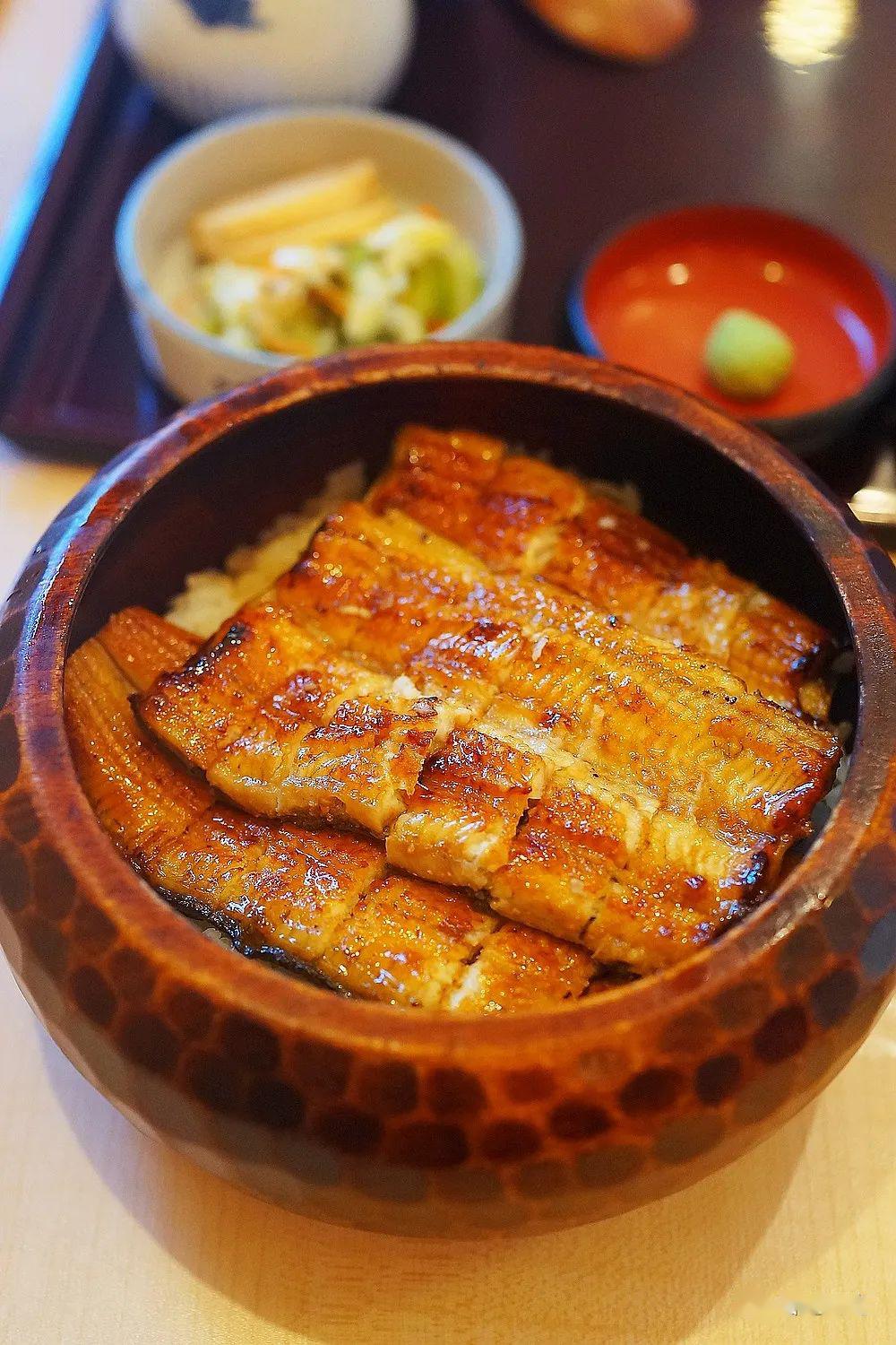还是在日本玩的时候慕名去吃的一家鳗鱼饭味道不错,价格很贵寿司!