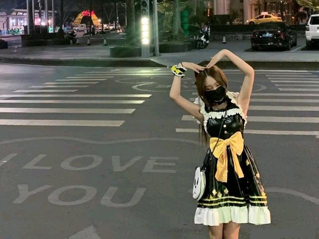 "吃鸡"妹子cos浪漫波比裙子,可惜手环戴反了,只能打99分!