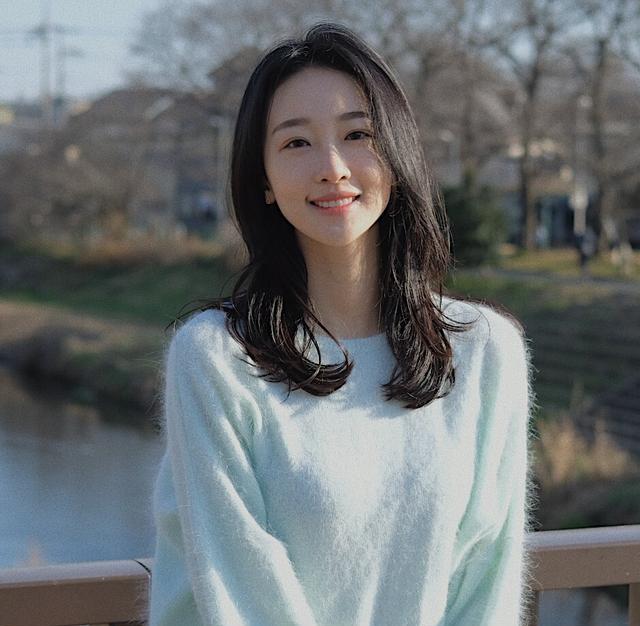 了中韩合资的电视剧《浪漫老板》,也写过一本书,那时候她还叫许晓晗