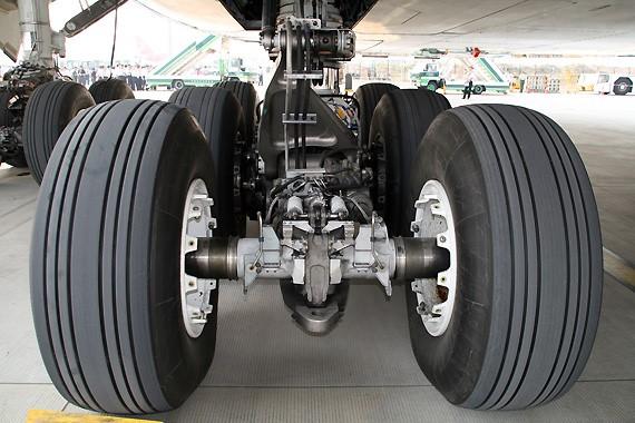 大型飞机能否顺利着陆,全靠这双"腿"_起落架