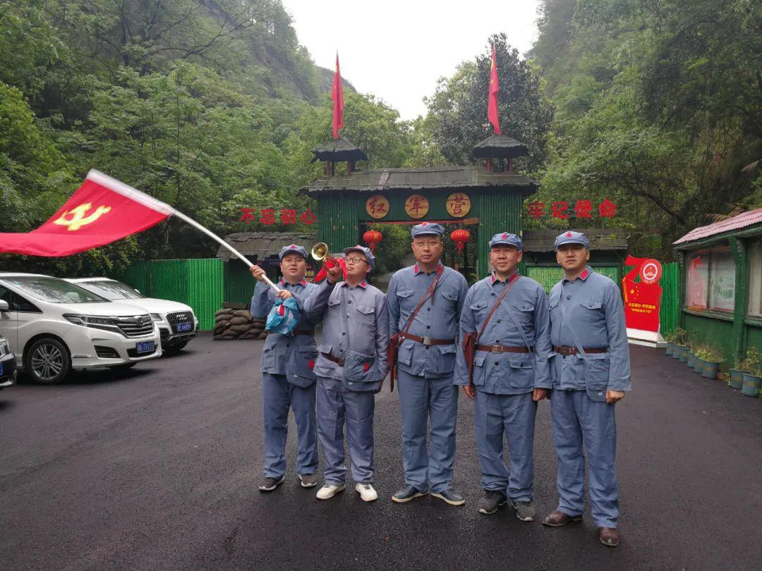 【平江县自媒体协会】进景区登山健身,助力旅游复苏_红军营
