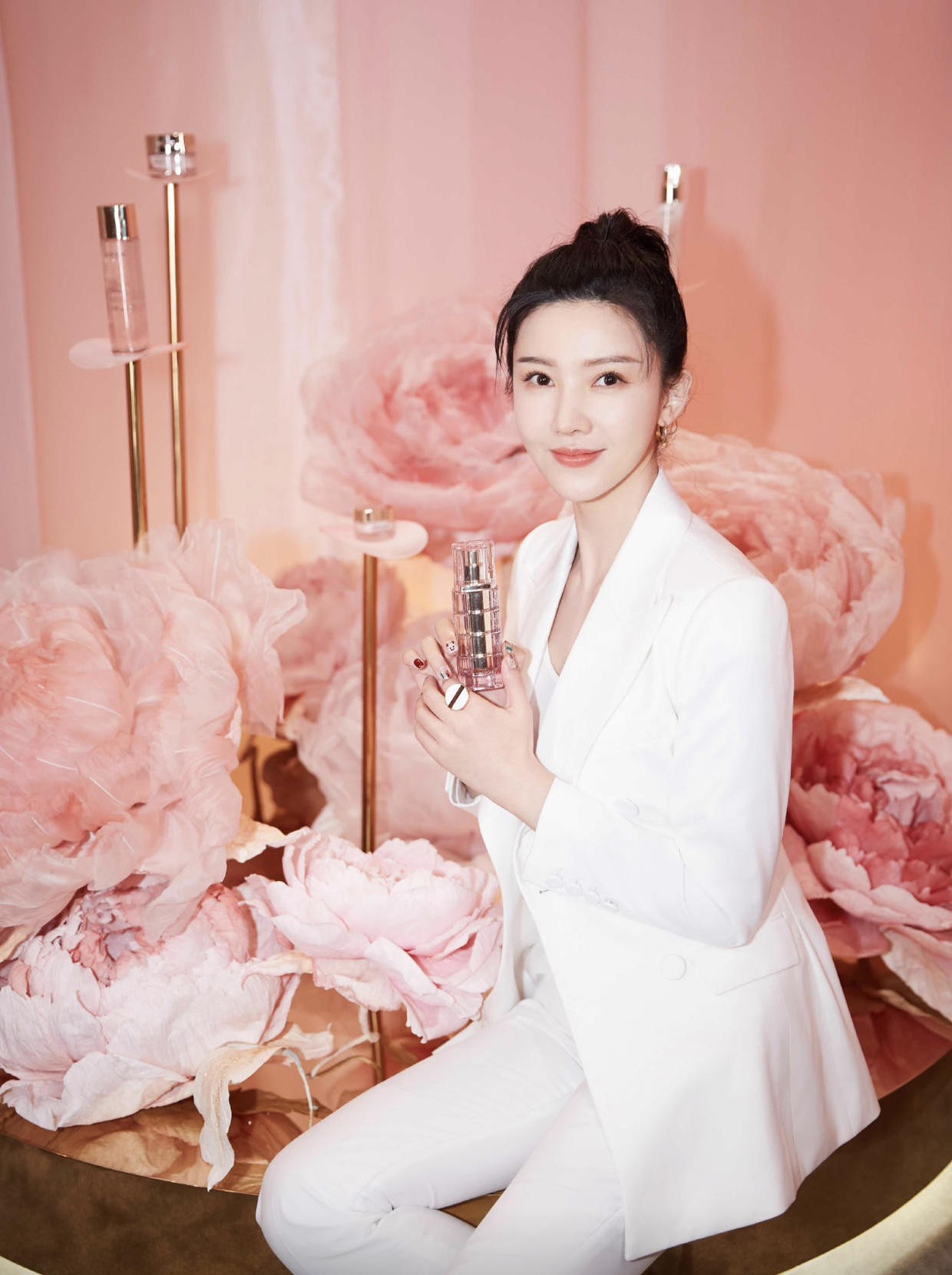 原创杨子姗厉害了穿一件白色的西装外套搭配长裤时髦迷人