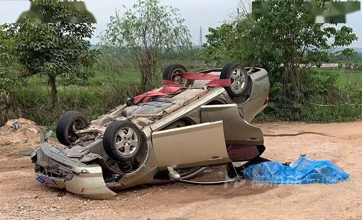 宁中中学门口发生严重车祸车上有孕妇兴宁小车冲入河中一人死亡已打捞