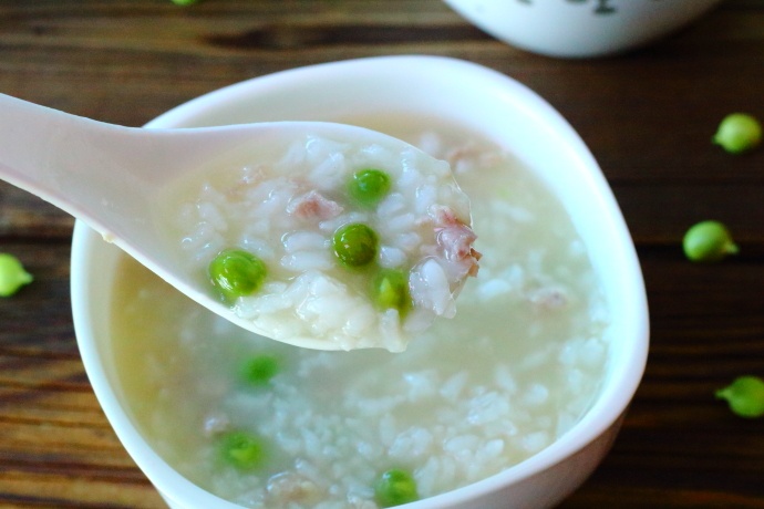 二,豌豆粥:7,翻炒30秒左右后加入适量的盐调味;6,加入焯水后的豌豆粒