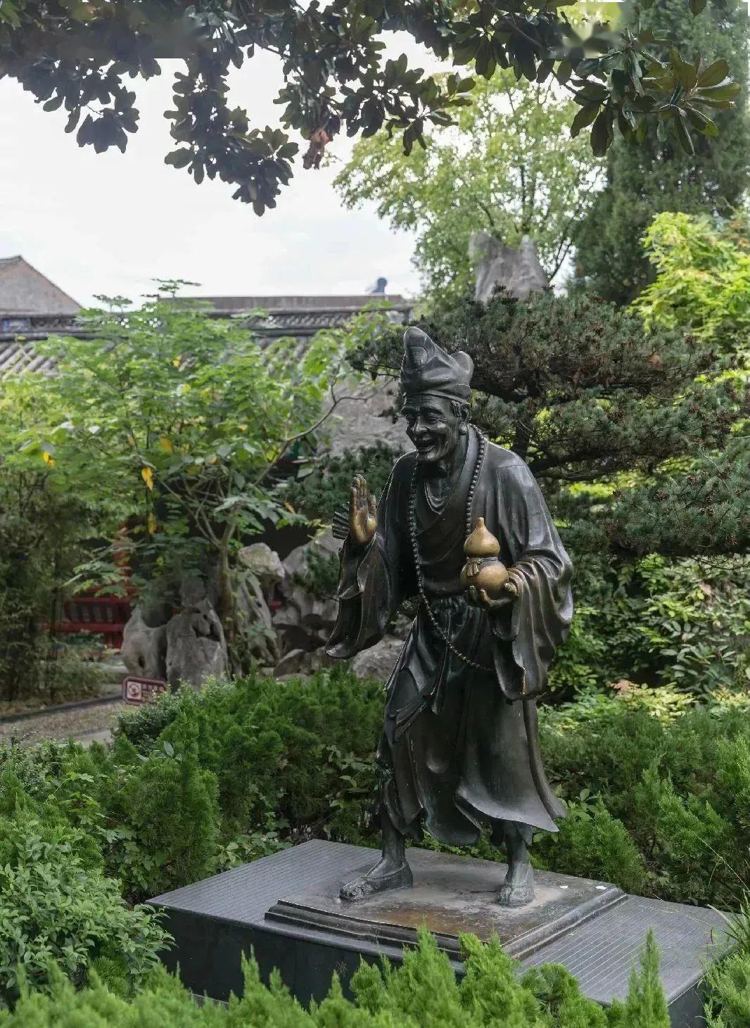 破帽破扇破鞋垢衲衣,貌似疯颠,初在杭州灵隐寺出家,后住净慈寺,不受