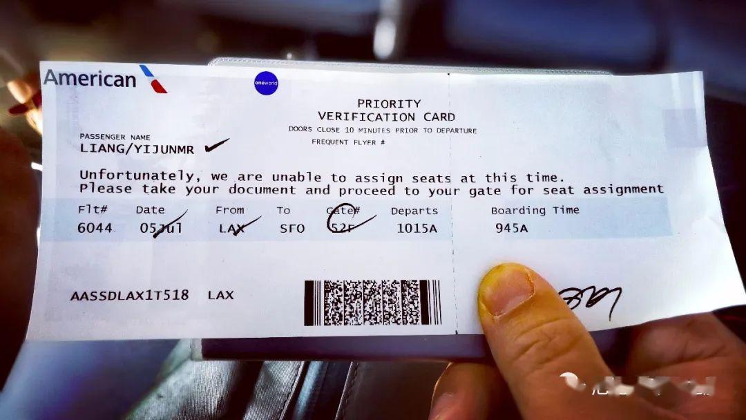 具体百度美联航),不过在boarding的前一刻还是给了我登机牌了,算了