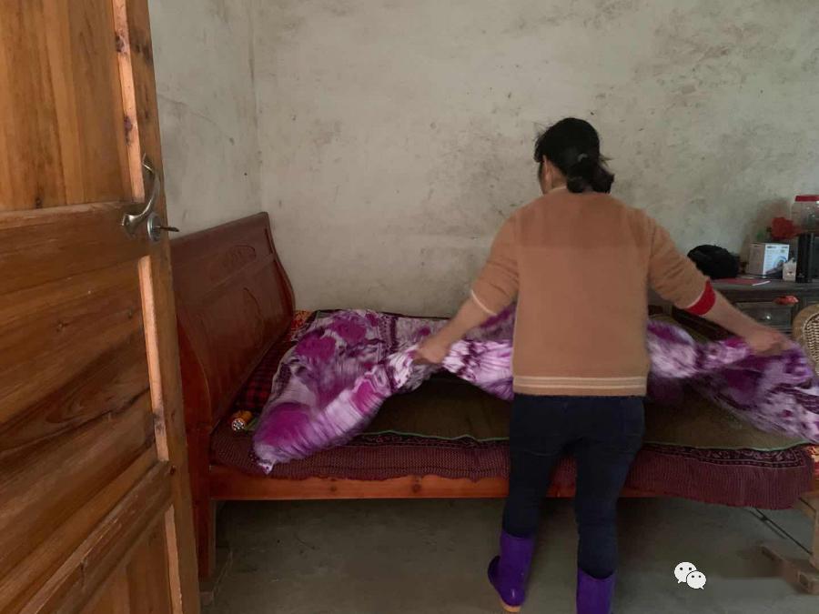 沙排村妇女小组长 结对帮扶上门为孤寡贫困户整理家庭卫生以及定期