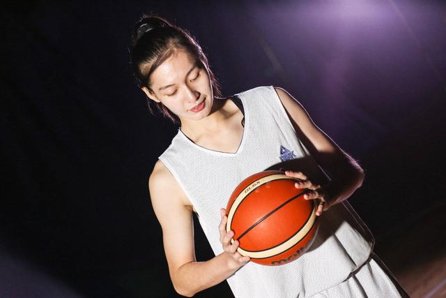 中国女篮又美又能打女版奥尼尔长相甜美一人露腹肌实力圈粉