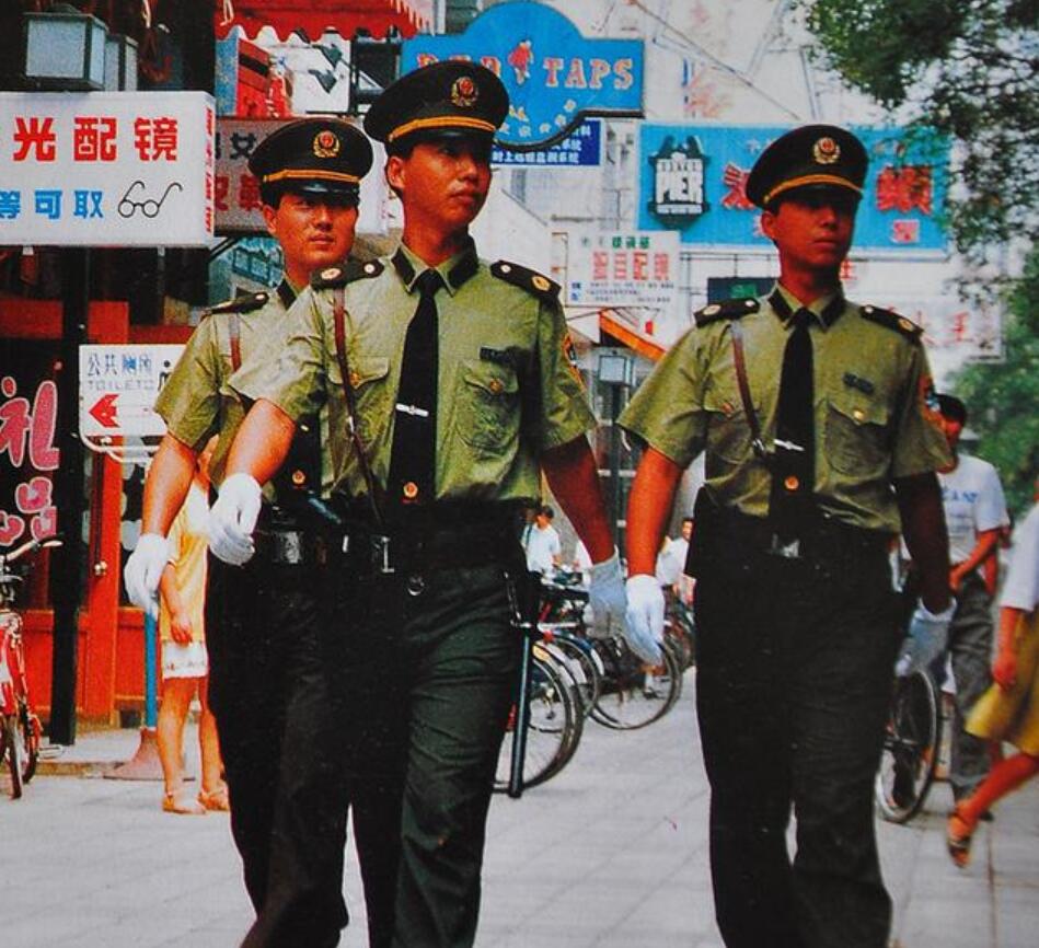 中国警察换发了铁灰色衬衫,2005年,为何换成了浅蓝色?