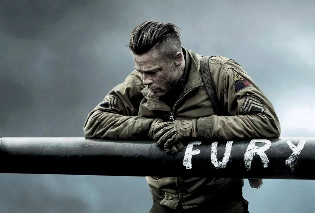 头顶两侧的头发几乎剃光,头顶中间区域留有6-8cm长的头发,剃光的两侧