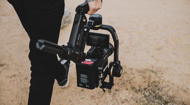 专业视频创作如何拍?可能你需要这台智云云鹤 3s 帮帮你