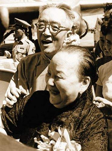 75岁北大校长娶拜金女,家产被骗离婚还赔50万,78岁被活活气死!