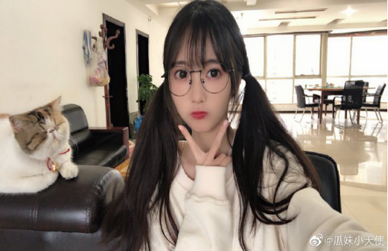 小团团遮面露脸!虎牙一姐瓜妹落落大方!