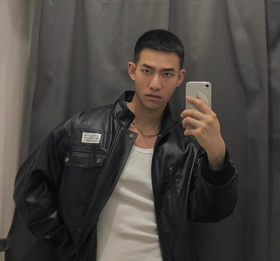 年轻阳光帅气肌肉男人