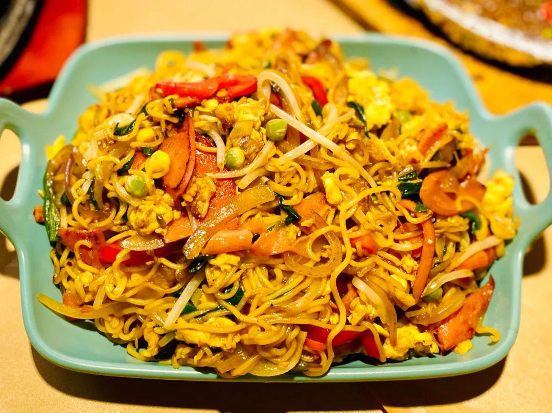 还有夜市必备 炒方便面是小美的最爱