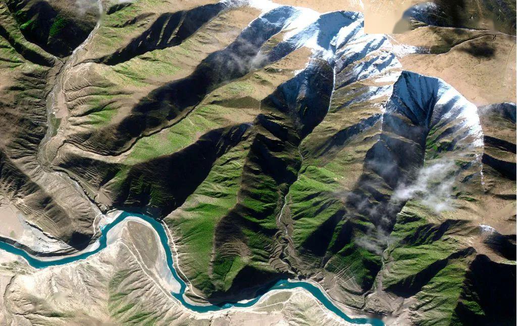 流水作画—三江源辫状水系水与沙的交融—青海湖东一半蓝湖,一半沙漠