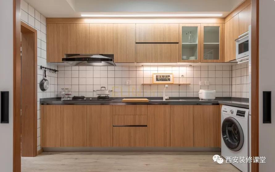 墙面小白砖与木色橱柜的经典搭配,同时地面采用木纹砖铺贴,灯光的