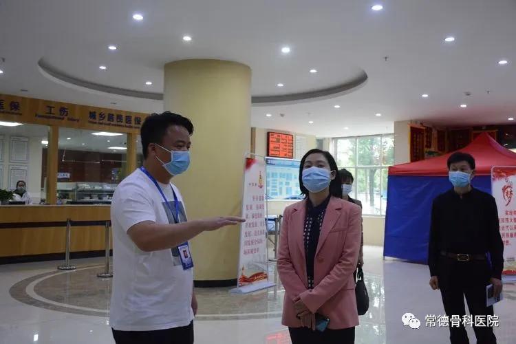 武陵区委常委统战部部长向艳艳一行来常德骨科医院调研指导