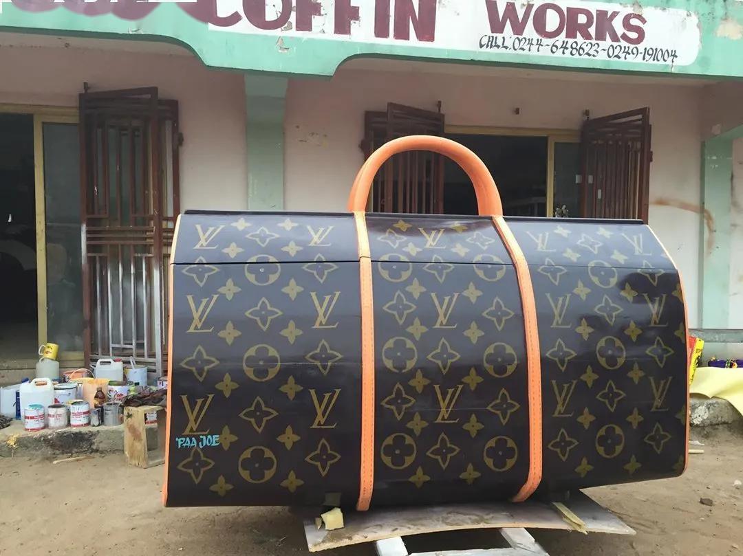 或是死者一生中最喜欢的东西,比如可可,小鱼等;因此,在棺材上搞怪成了