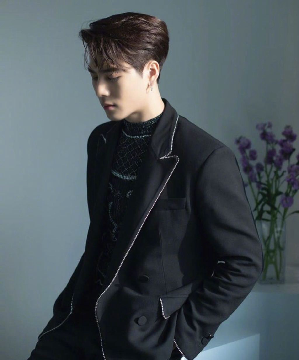 王嘉尔近照公开!黑西装搭高领毛衣,简直硬朗型男