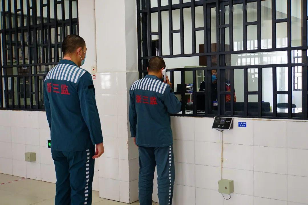 疫情期间,各监狱均组织罪犯拨打亲情电话,向家人报平安.