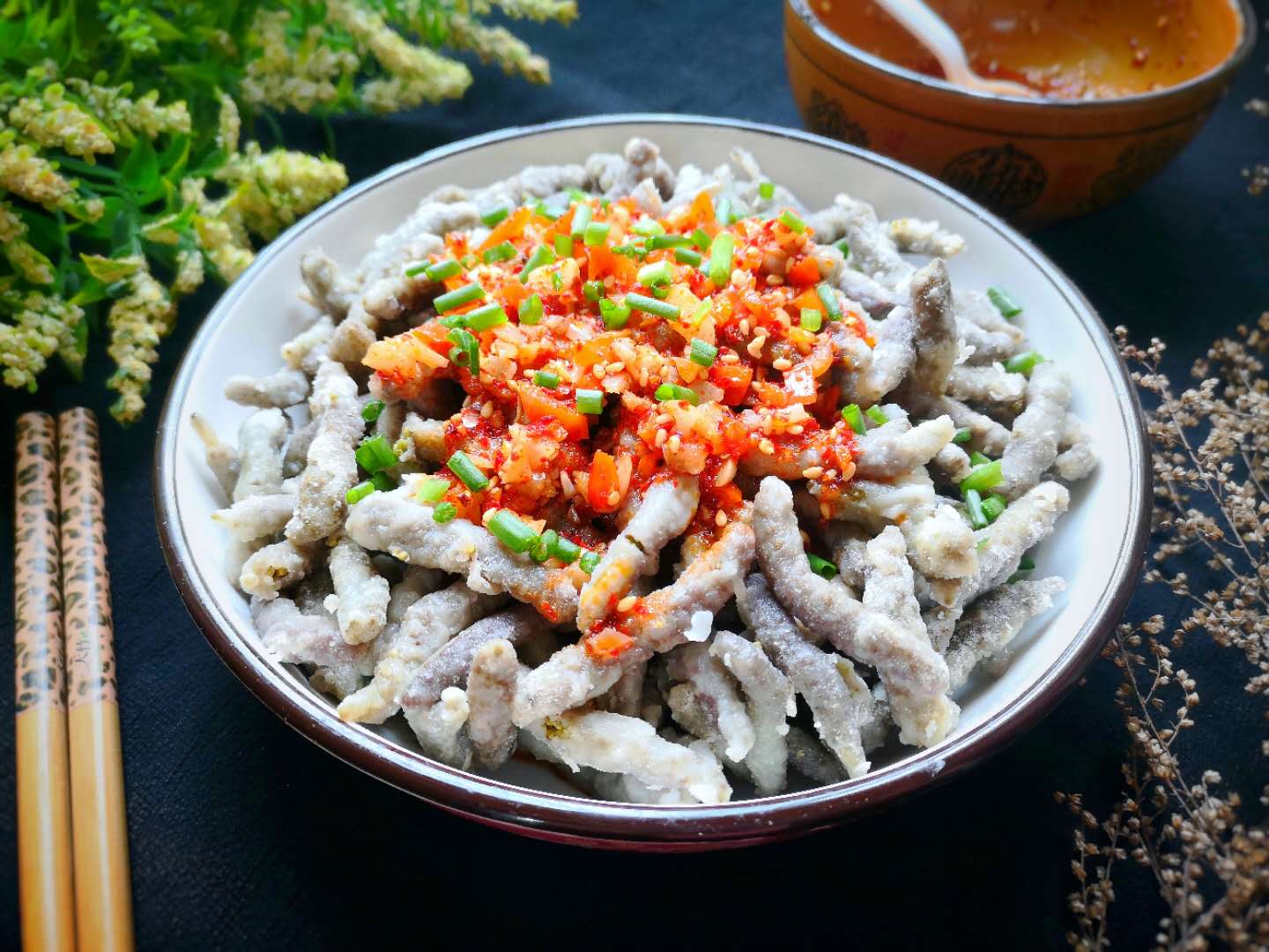 9,蒸好的构树穗装入碗中,浇上调好的料汁,用筷子搅匀开吃.