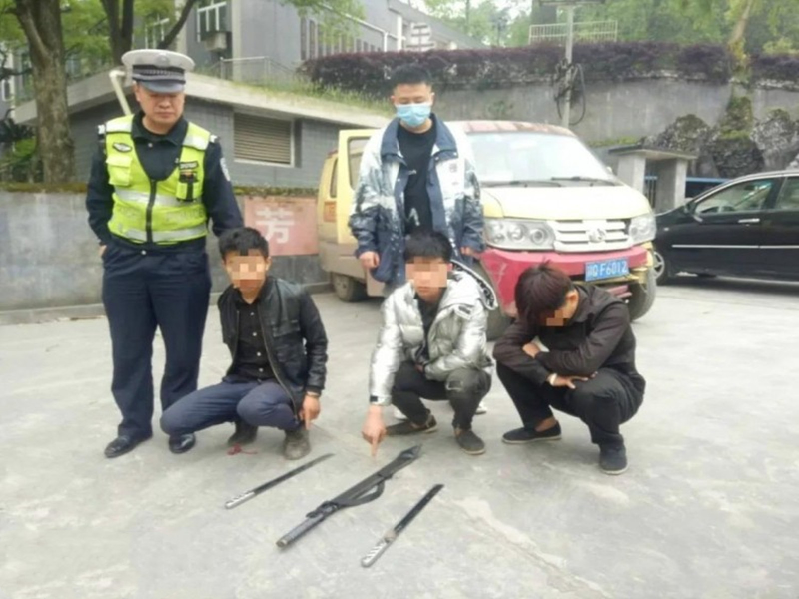 车装车引起民警注意,宜宾一伙偷车贼被抓获,车上还发现3把砍刀