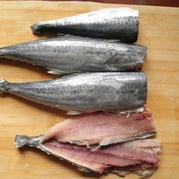 处理鱼肉将冷水慢慢倒入面粉,用筷子搅拌成絮状,然后用手反复揉成光滑