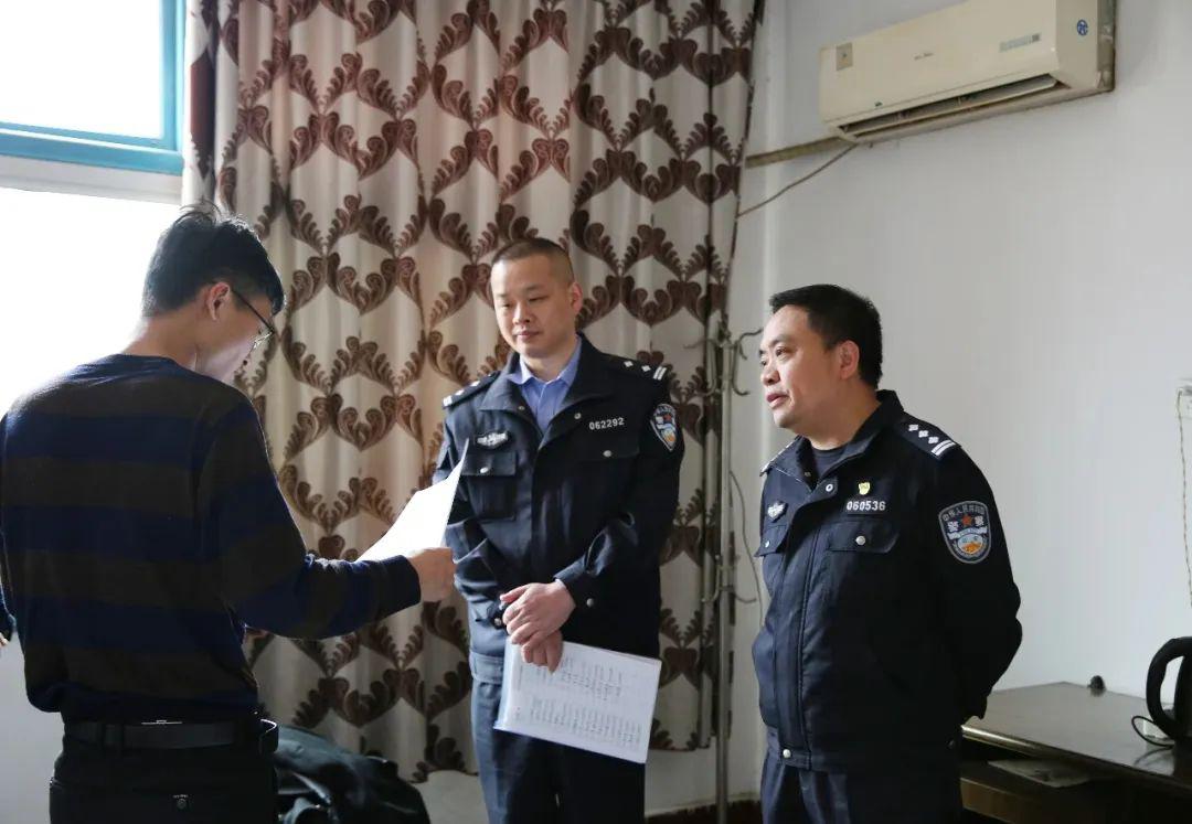 4月18日,市公安局党委副书记,政委尹俊深入红土岭社区现场检查反电诈