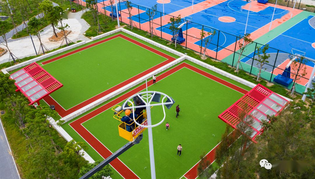 乒乓球场,绿色为主,辅以红色线条的门球场,整个公园运动场地色调鲜艳