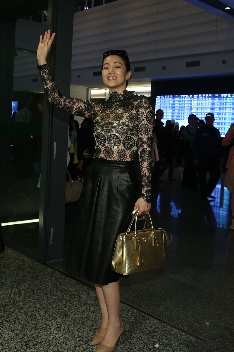 巩俐穿黑色镂空装现身机场身材紧致饱满皮裙却勒出了小肚子