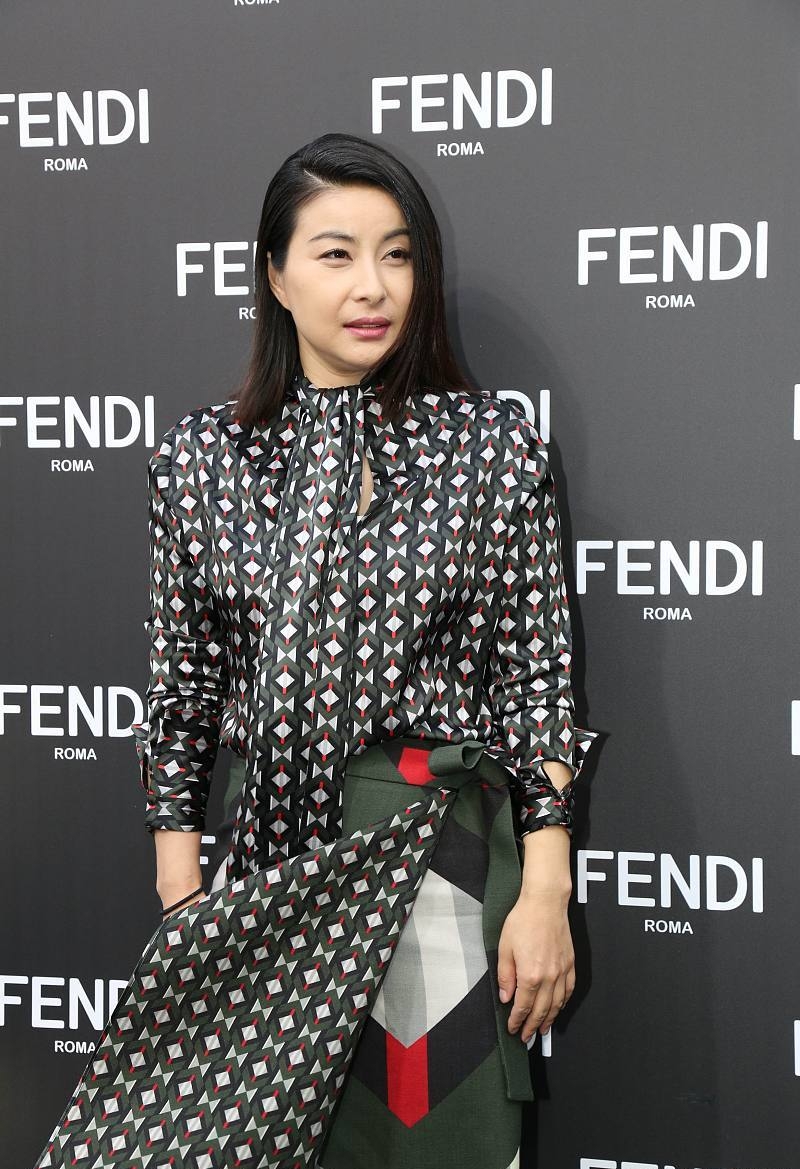 原创郭晶晶剪短发很干练衬衫配半裙像女老板腰间赘肉太真实了