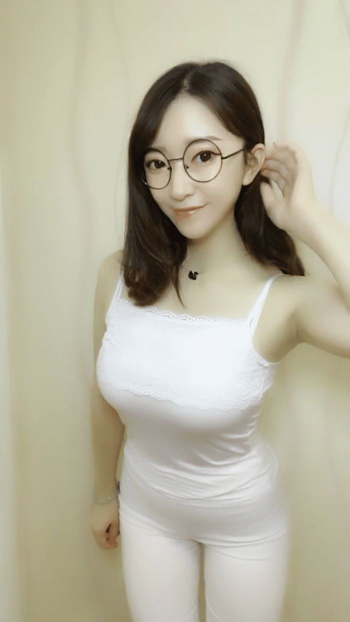 颜值高的气质美女穿着紧身衣套装很有吸引力