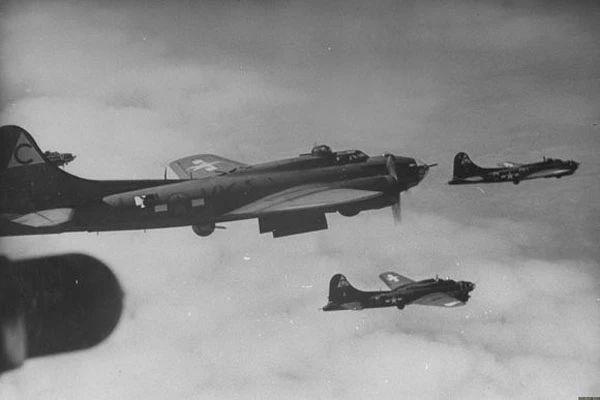 原创第三帝国的鹰狮具备俯冲能力的重型轰炸机he177轰炸机