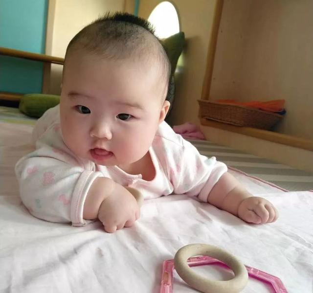 原创宝妈发现幼龄娃始终握拳是孩子在卖萌喊加油吗真相或许太残酷